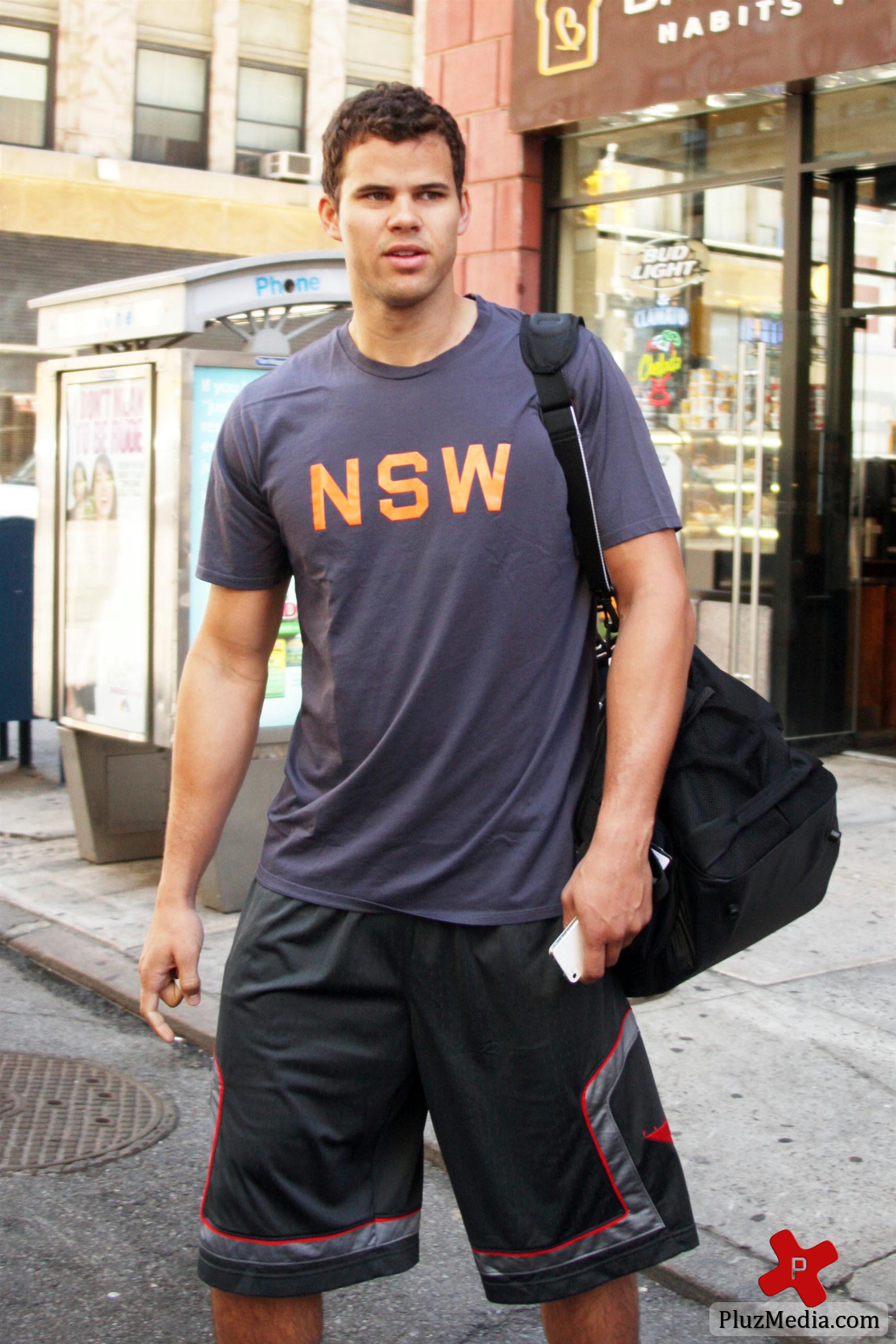 Kris Humphries departs his Manhattan hotel photos | Picture 82946